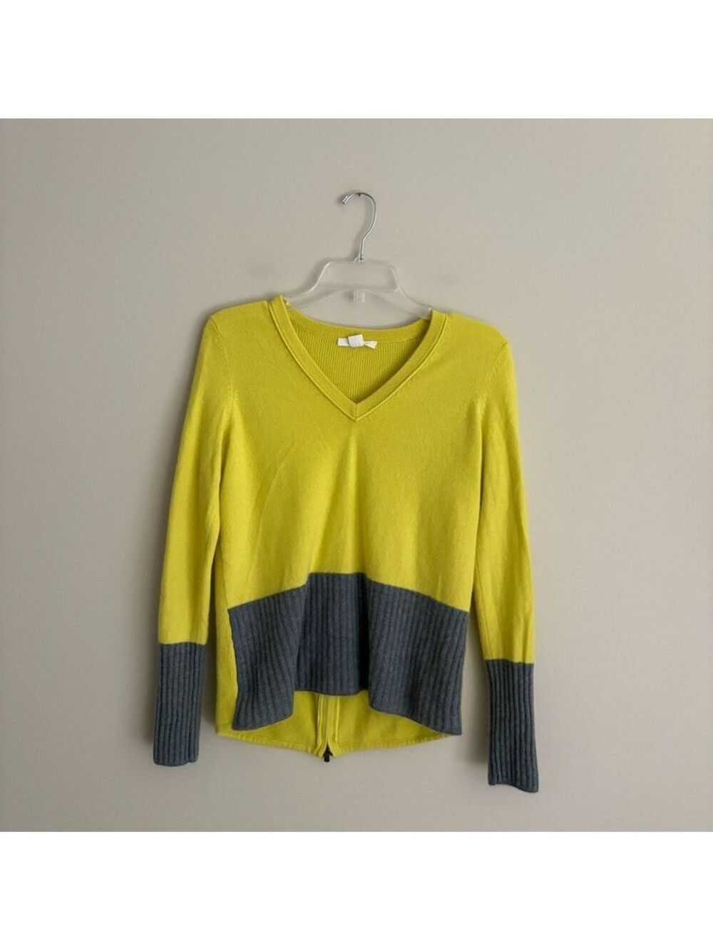 Duffy Chic Yellow and Gray V-Neck 100% Cashmere Sweater